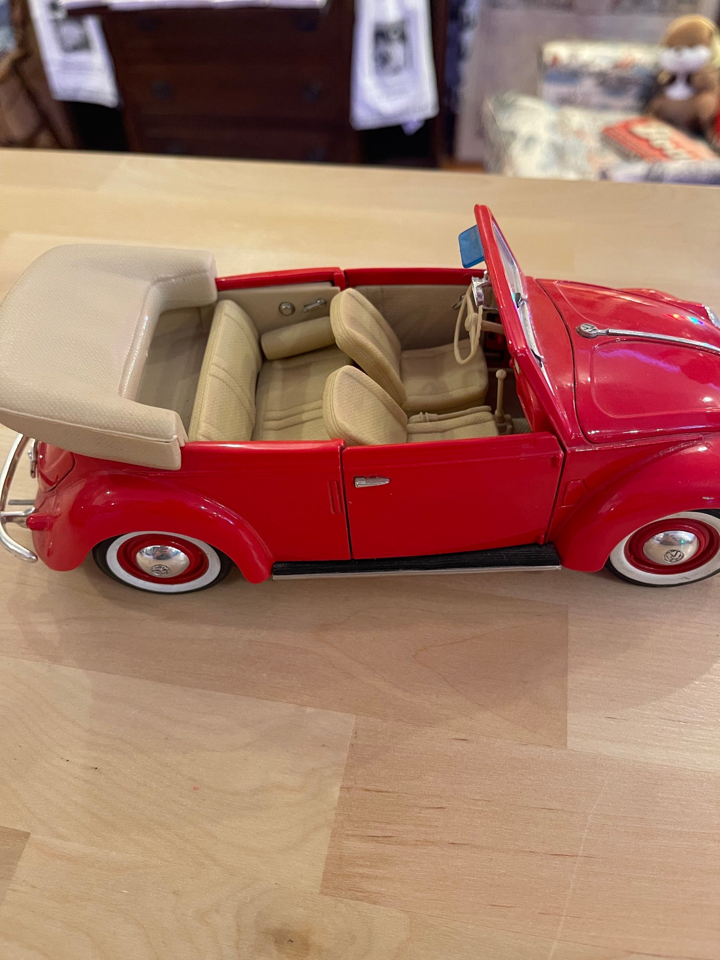 Maisto 1:18 Scale 1951 Volkswagen Beetle Cabriolet (Red)