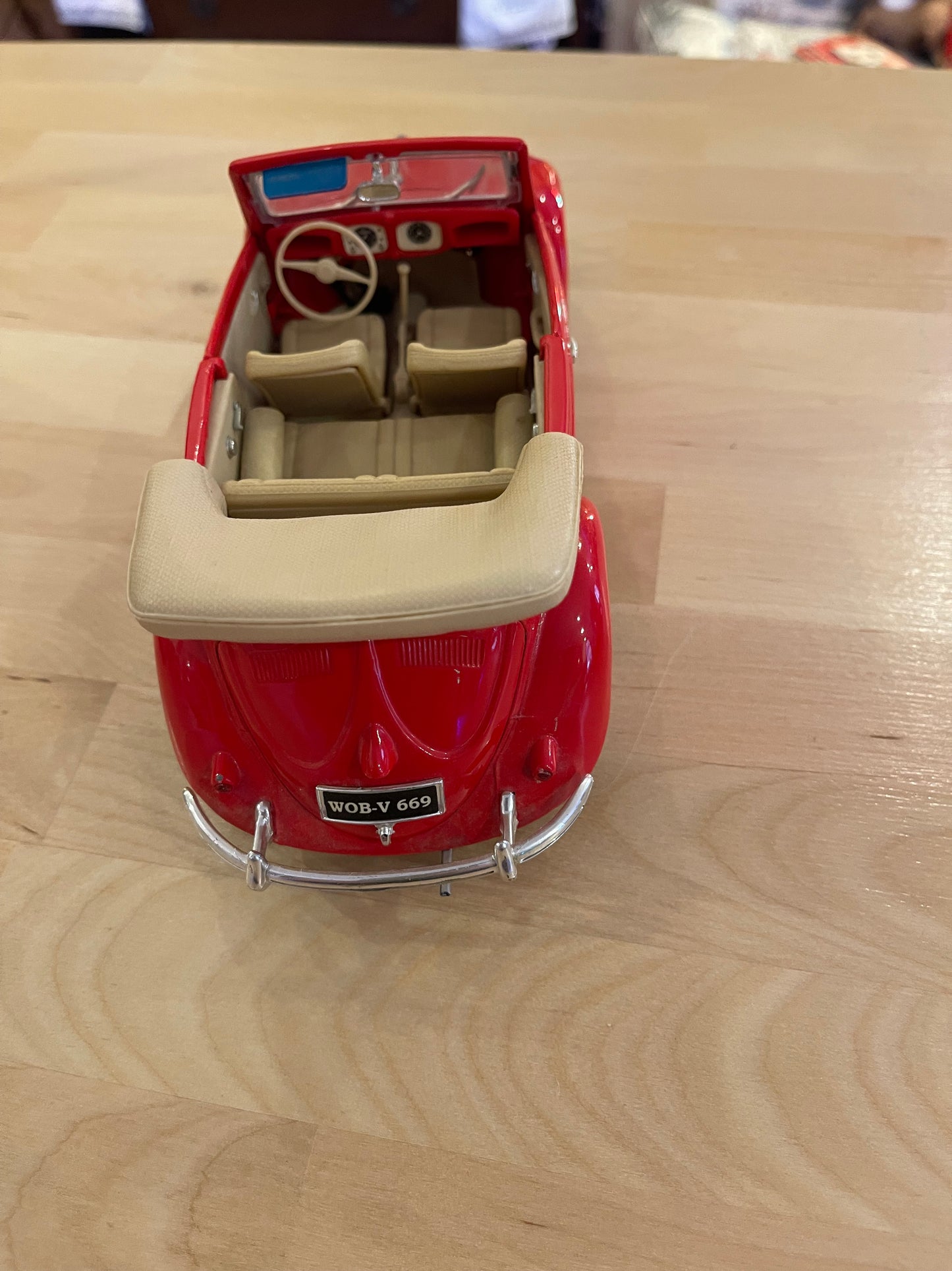 Maisto 1:18 Scale 1951 Volkswagen Beetle Cabriolet (Red)
