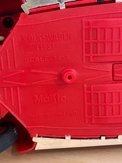Maisto 1:18 Scale 1951 Volkswagen Beetle Cabriolet (Red)