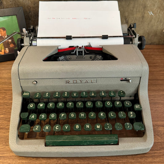 Vintage Royal Quite De Luxe Typewriter (Working)