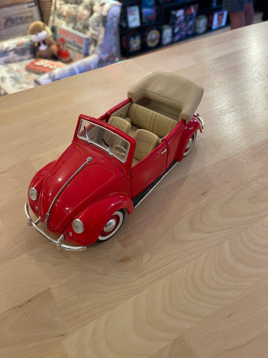 Maisto 1:18 Scale 1951 Volkswagen Beetle Cabriolet (Red)