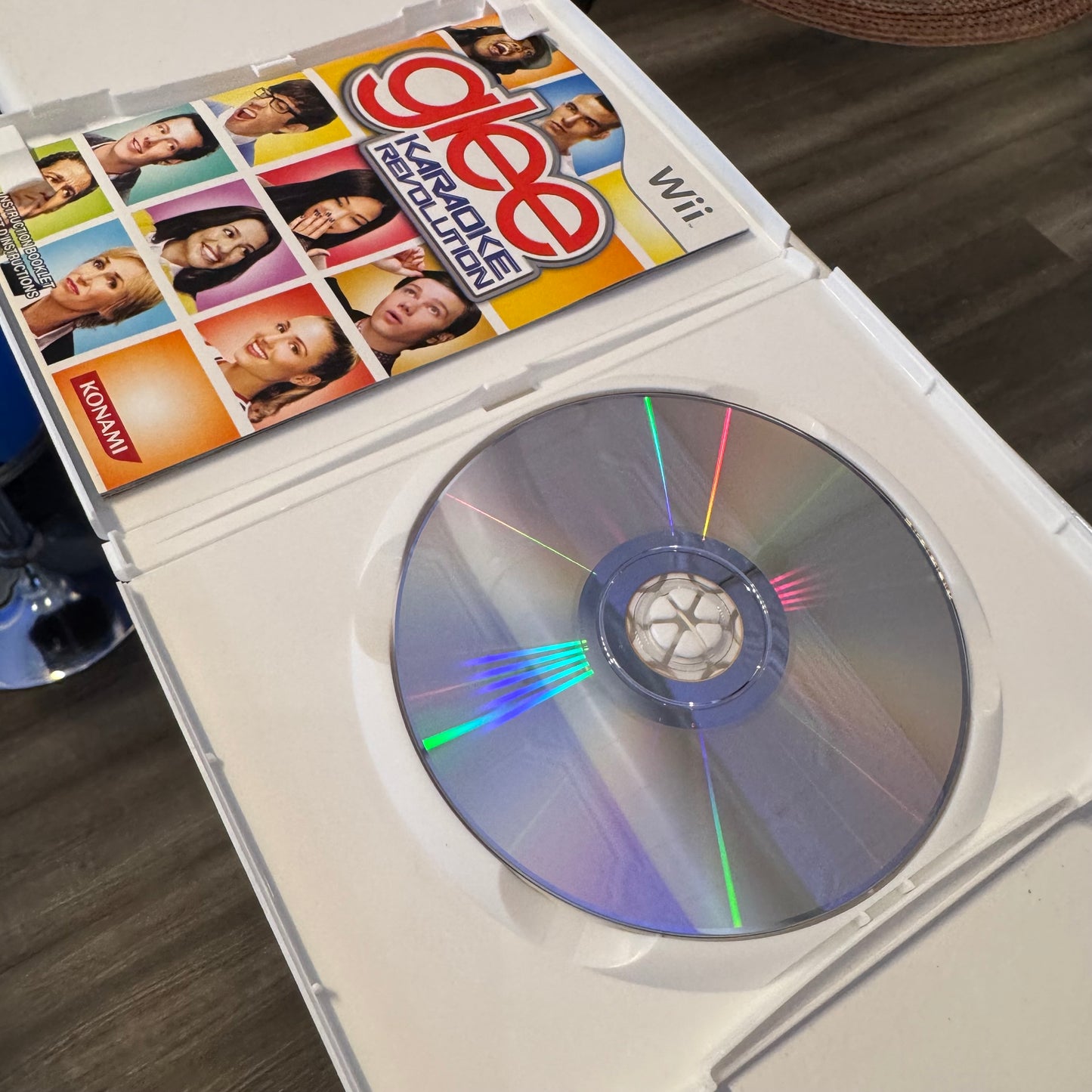 Wii Glee Karaoke Revolution w/Microphone Game