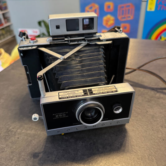 Vintage Polaroid Land Camera Model Automatic 250 – Working