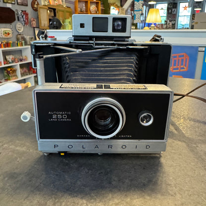 Vintage Polaroid Land Camera Model Automatic 250 – Working